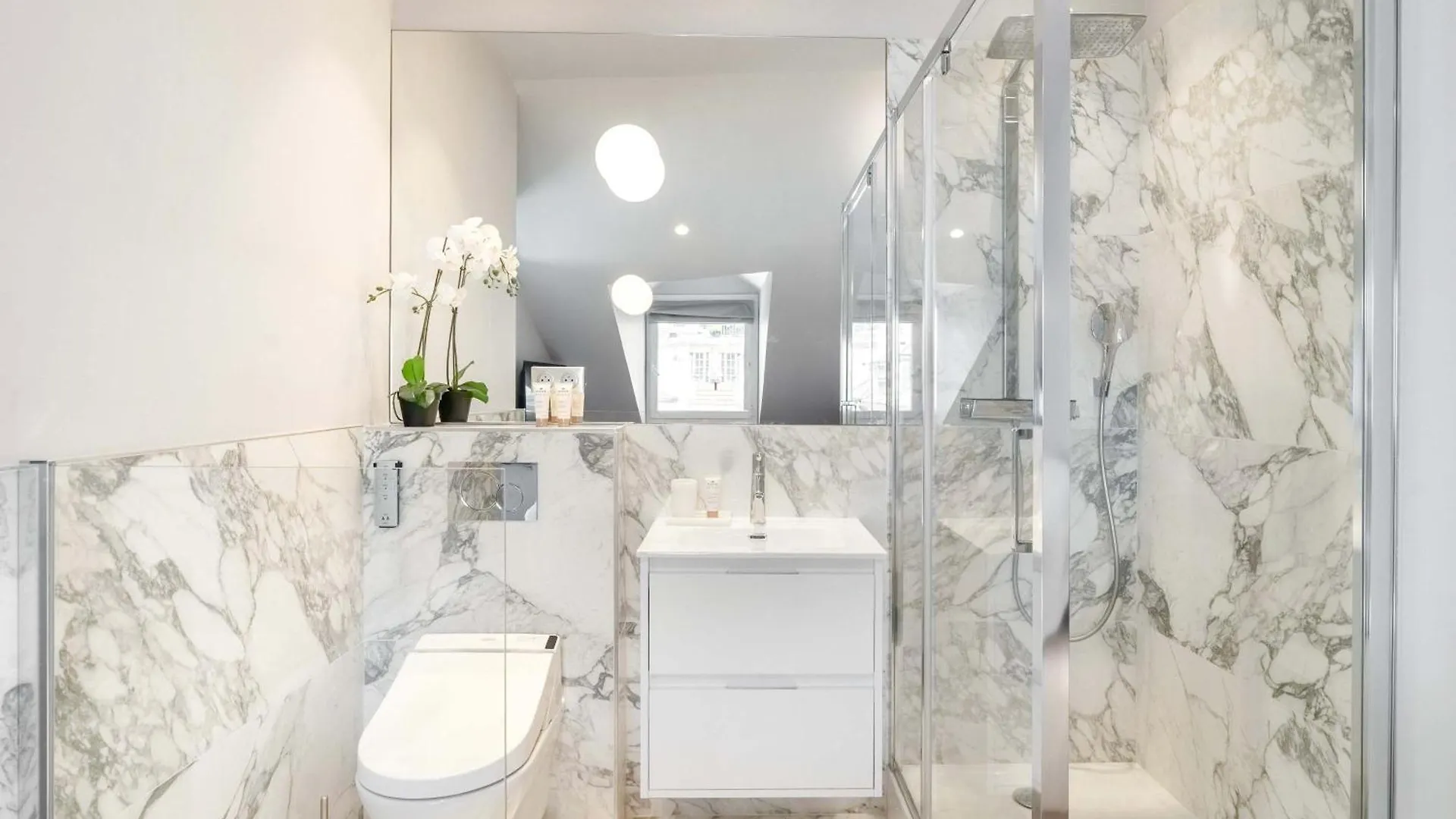 Renovated Apartment In Le Marais Paris France